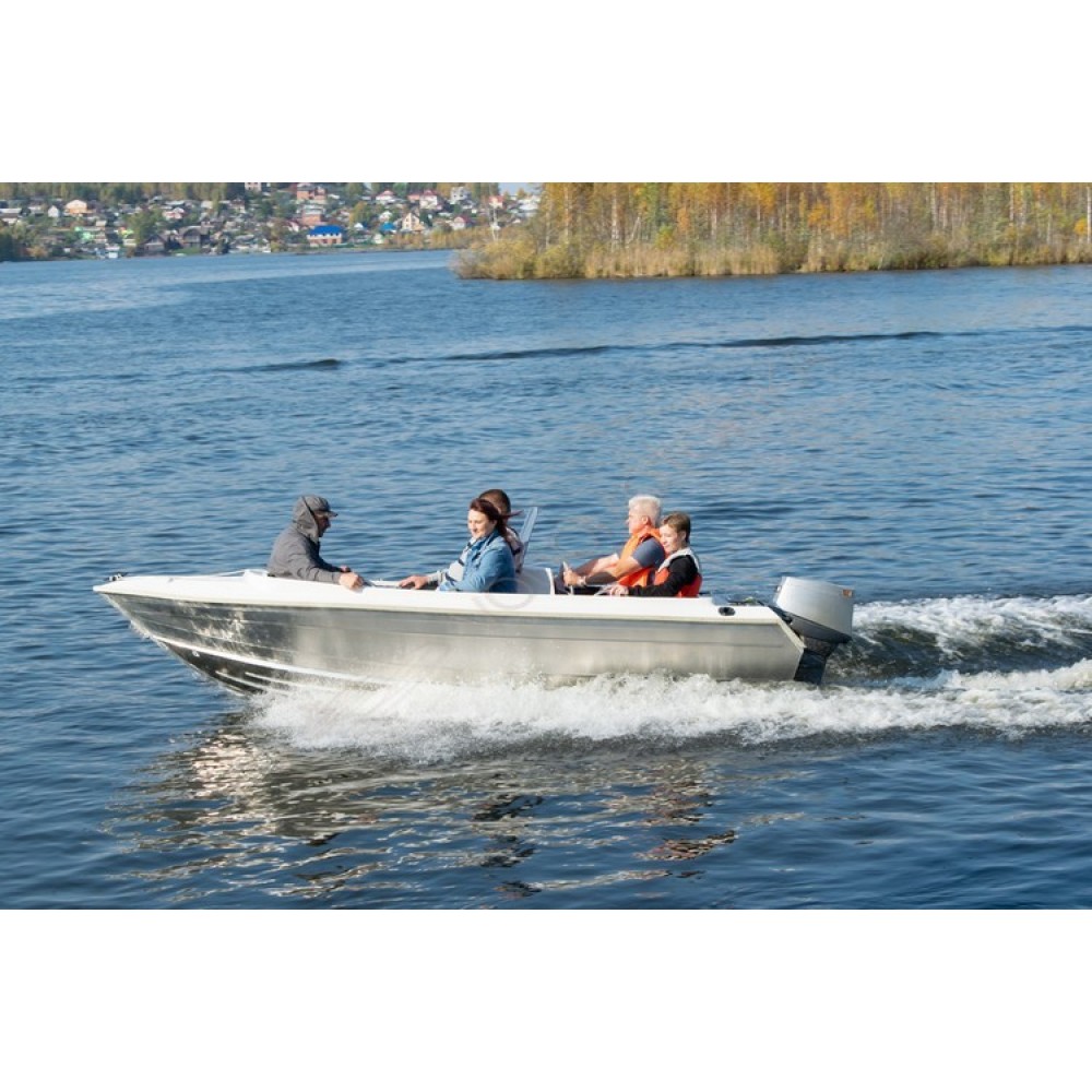 Алюминиевая лодка Алюмакс-435К с консолью