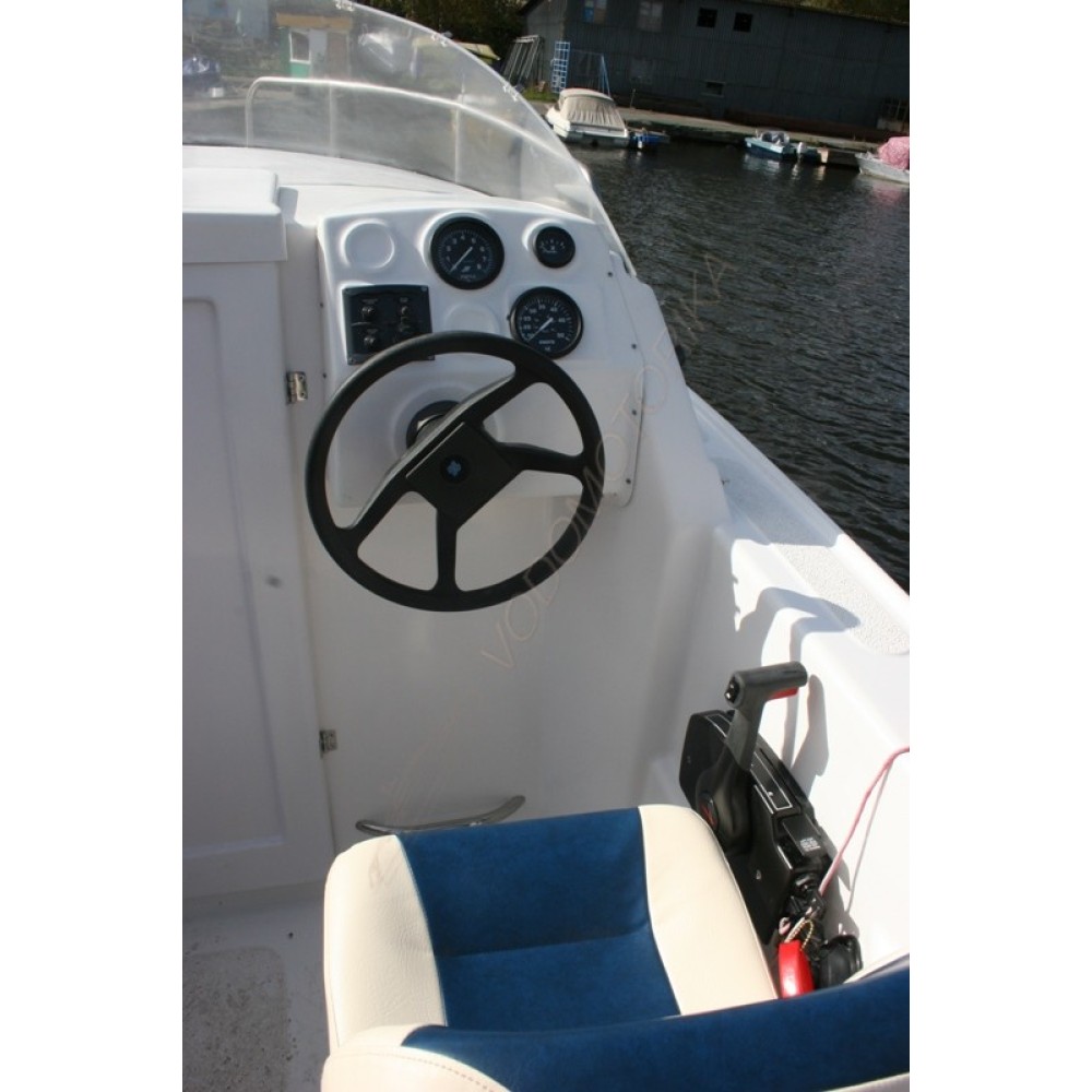 Каютный стеклопластиковый катер Легант-515К