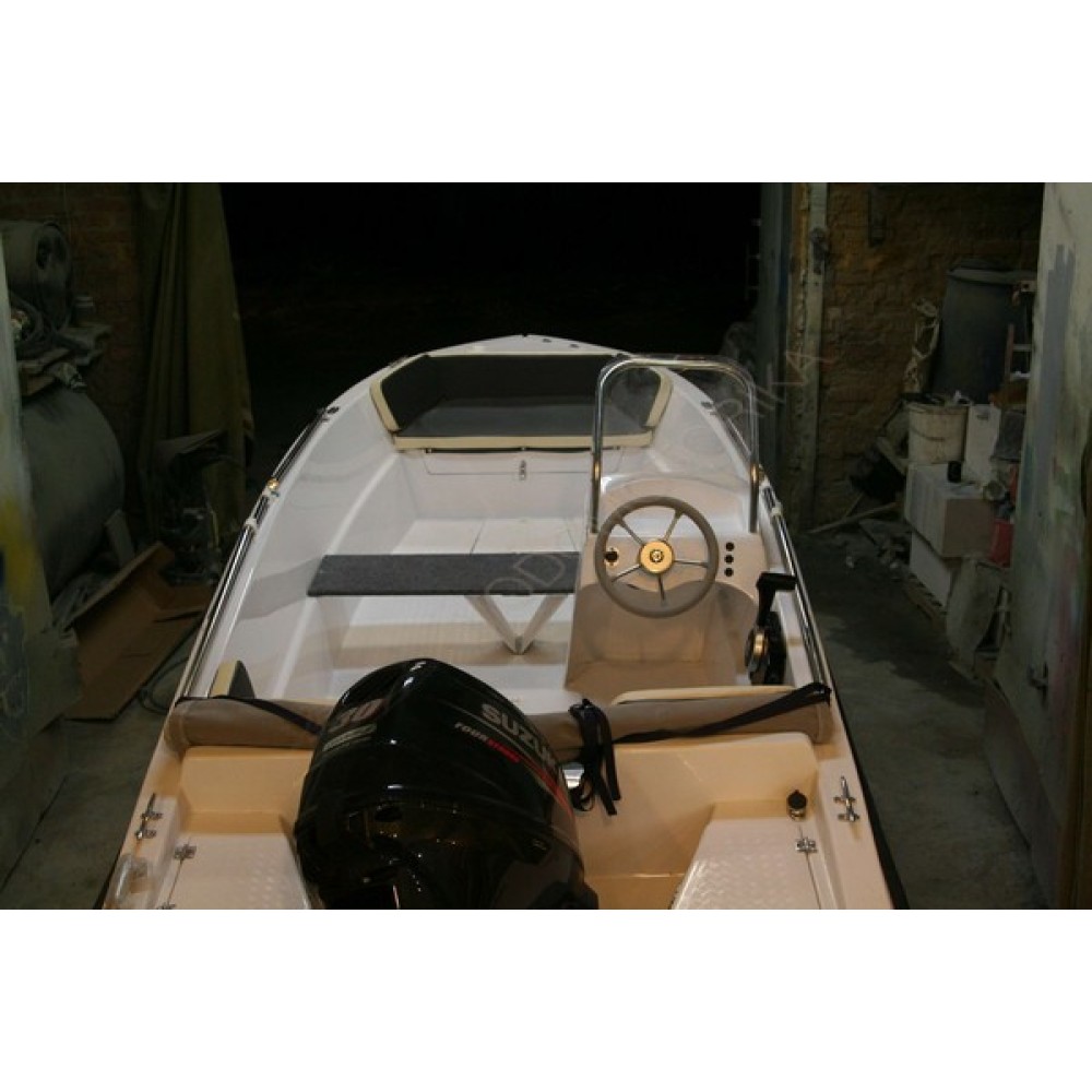 Лодка пластиковая Армада Барракуда ( консоль справа )