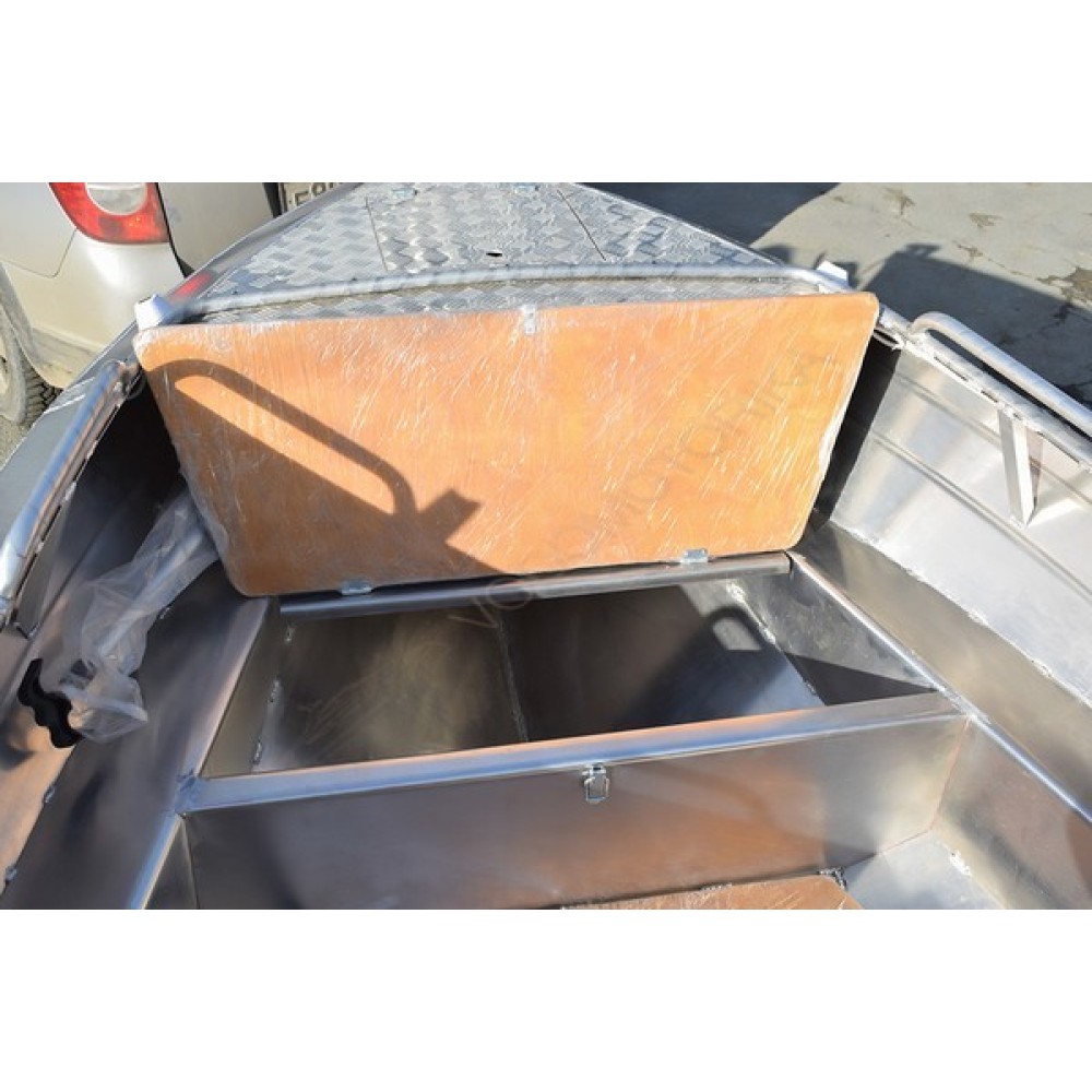 Алюминиевая лодка Алюмакс-435 с консолью