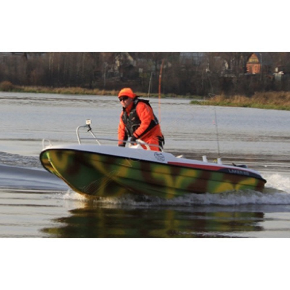 Лодка LAKER 410 пластиковая моторно-гребная с креслом, центральной консолью и реллингами (камуфляж)