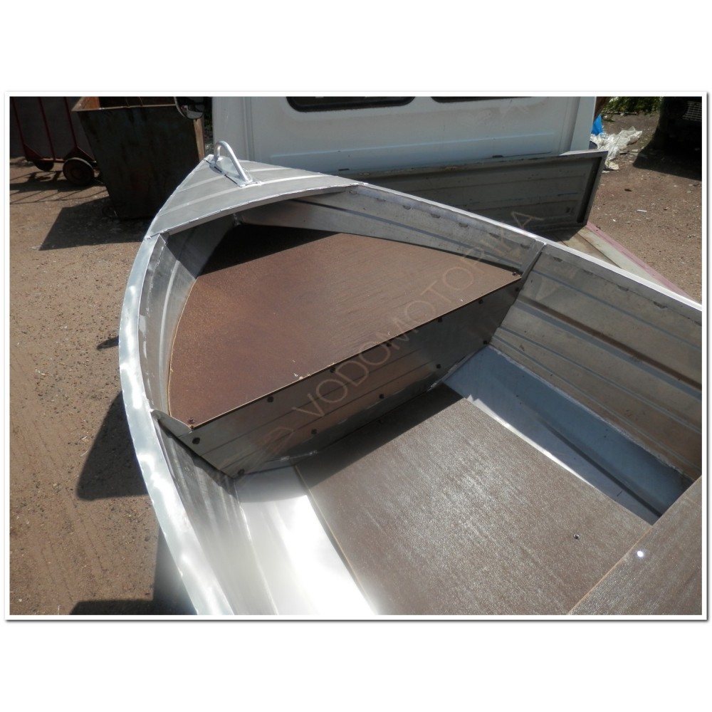 Алюминиевая лодка Вятка Профи 38 с консолью