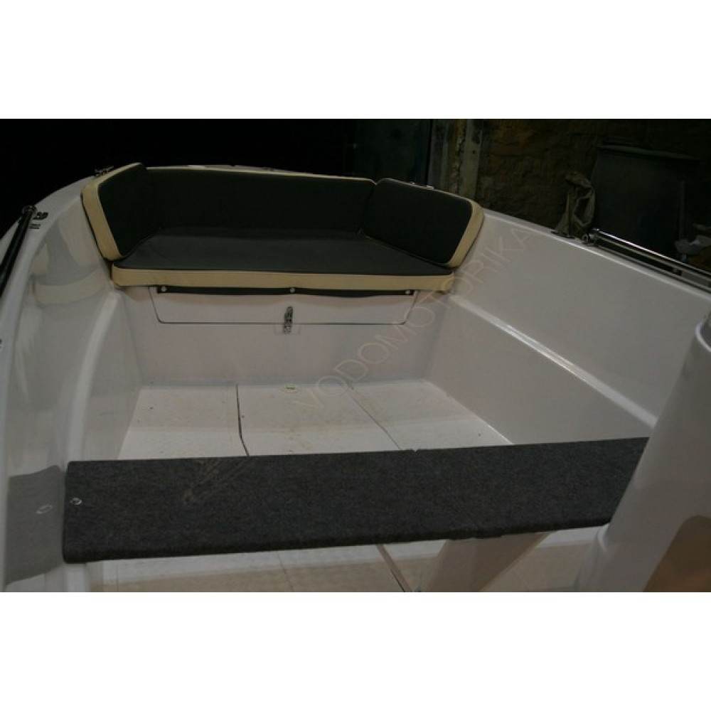 Лодка пластиковая Армада Барракуда ( консоль справа )