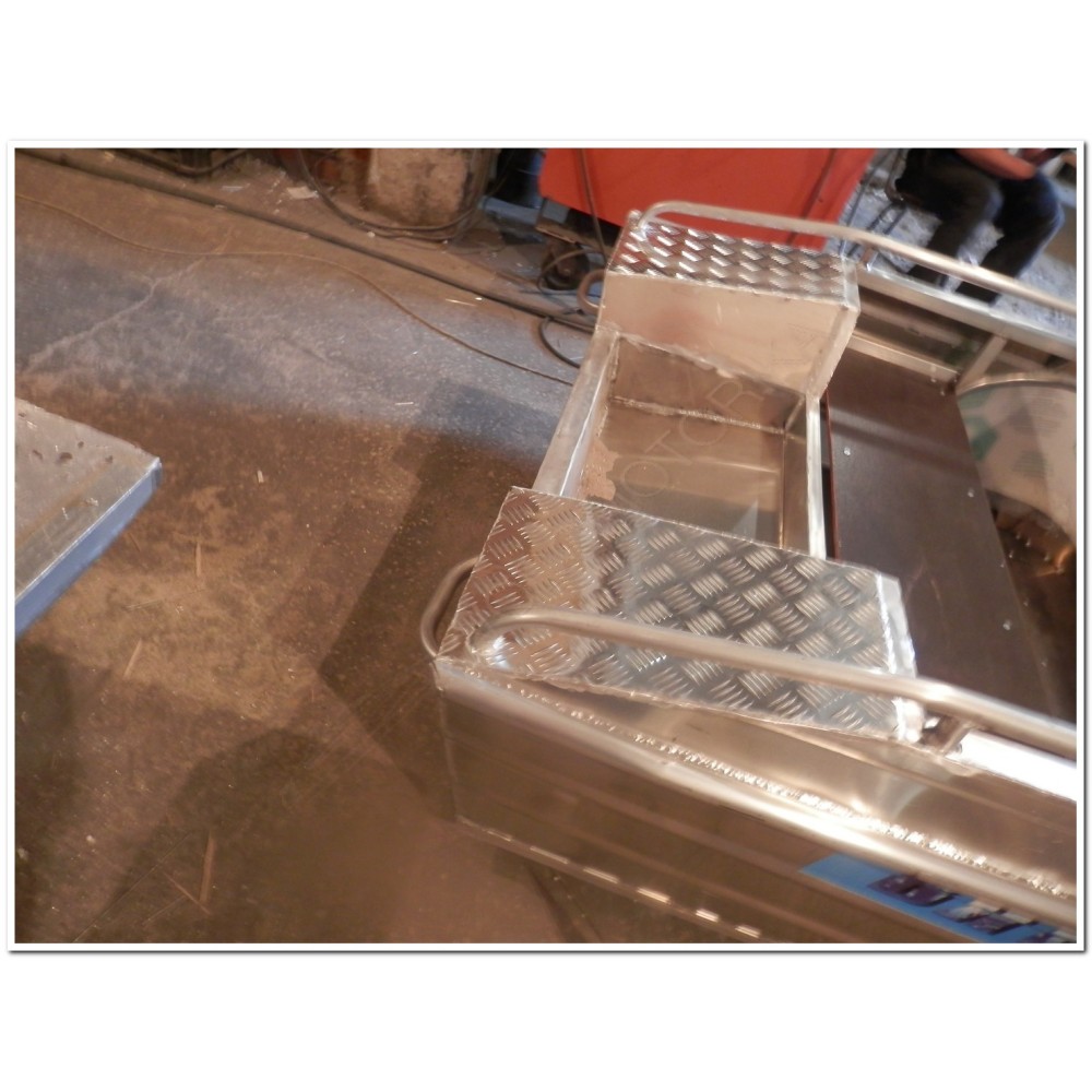 Алюминиевая моторно-гребная лодка Вятка Профи 40